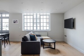 Apartment, Multiple Beds, Kitchen, City View (Sandra House 3) | Living area - The Eyre Suite Three - Farringdon - by Frankie (London)