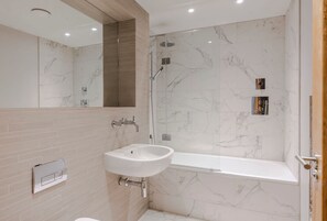 Apartment, Mehrere Betten, Küche, Stadtblick (Sandra House 3) | Badezimmer