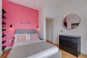 Apartment, 1 Double Bed with Sofa bed, Kitchen, City View (GTS 2, 59) - The Lipstick Palace - Fitzrovia - by Frankie Says (London)