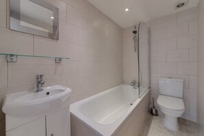 Apartment, 1 Double Bed with Sofa bed, Kitchen, City View (GTS 2, 59) | Bathroom | Towels - The Lipstick Palace - Fitzrovia - by Frankie Says (London)