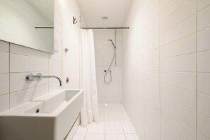 House, Multiple Beds, Patio, City View (Park 10-14) | Bathroom - The Shard-view Shindig - Borough - by Frankie Says (London)