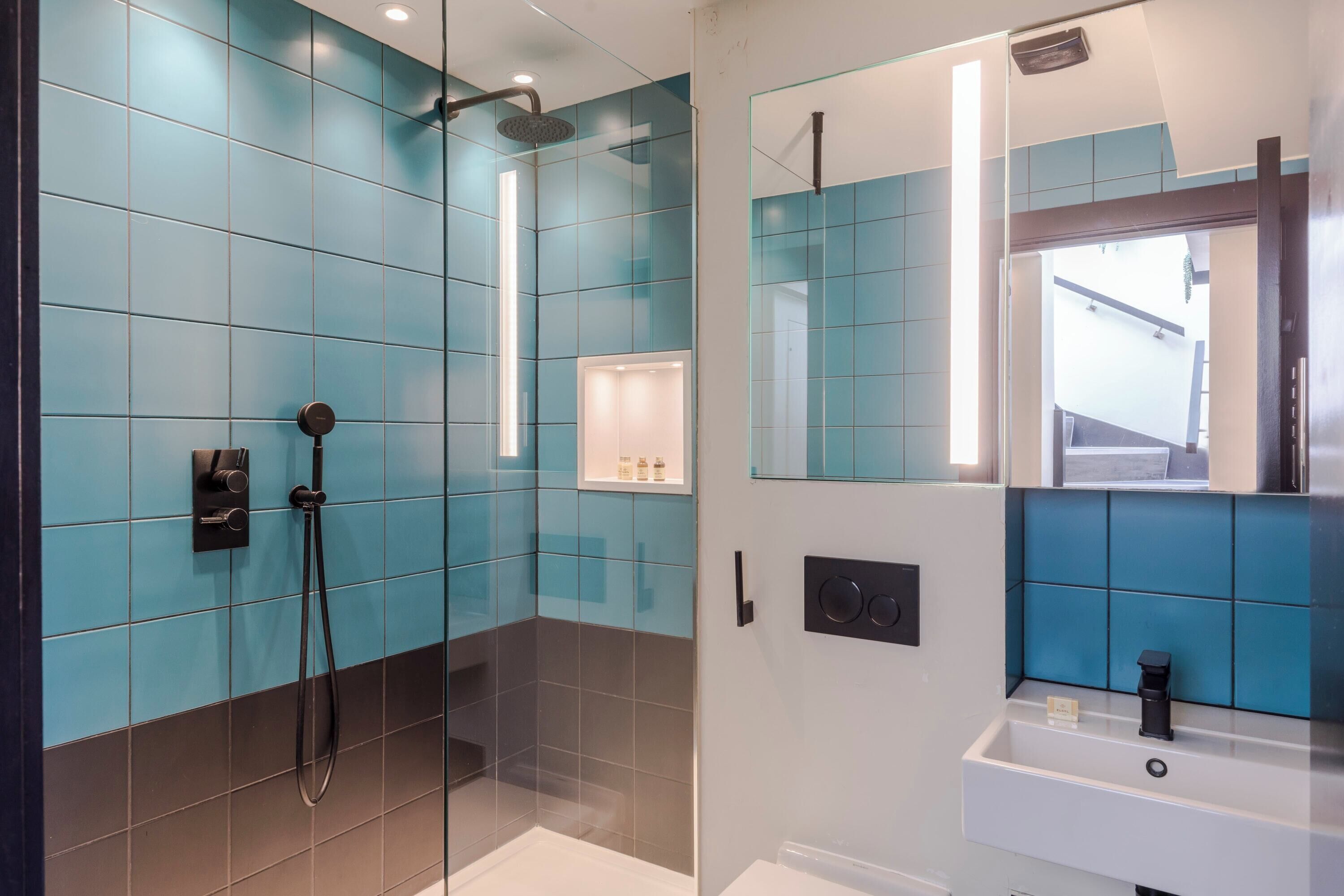 Lejlighed - flere senge - køkken - byudsigt (Old Compton 2) | Badeværelse