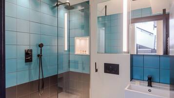 Lejlighed - flere senge - køkken - byudsigt (Old Compton 2) | Badeværelse