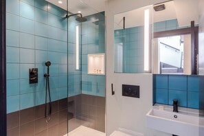 Lejlighed - flere senge - køkken - byudsigt (Old Compton 2) | Badeværelse