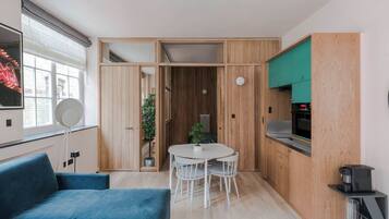 Appartement, 1 trÚs grand lit et 1 canapé-lit, cuisine, vue ville (Brewer St A) | Coin séjour