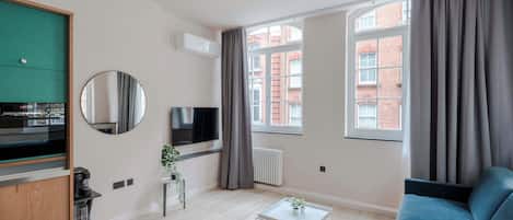 Apartment, 1 King Bed with Sofa bed, Kitchen, City View (Brewer St A) | Living area