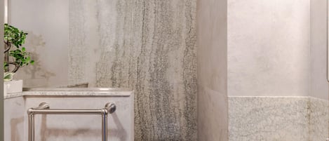 Căn hộ, 1 giường cỡ king và sofa giường, bếp, quang cảnh thành phố (Brewer St A) | Phòng tắm | Khăn tắm
