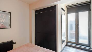 Lejlighed - flere senge - køkken - byudsigt (Old Compton 1) | 2 soveværelser