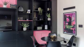 Lejlighed - flere senge - køkken - byudsigt (Old Compton 1) | Spiseområde