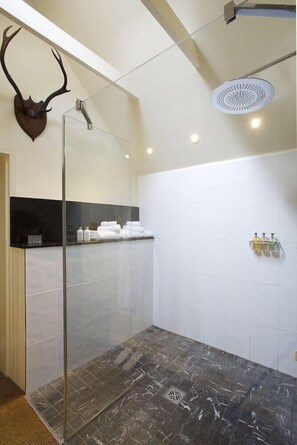 Bathroom - The Hare And Hounds (Tetbury)