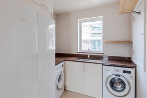 Apartment, Multiple Beds, Patio, City View (Sandra House 1 (PH)) | Laundry - The Eyre Suite Penthouse - Farringdon - by Frankie (London)