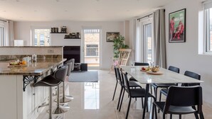 Apartemen, Beberapa Tempat Tidur, patio, pemandangan kota (Sandra House 1 (PH)) | Tempat makan