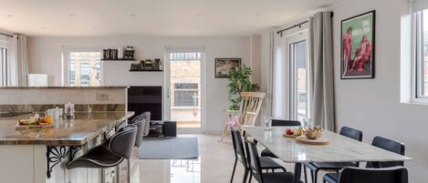 LÀgenhet - flera sÀngar - uteplats - utsikt mot staden (Sandra House 1 (PH)) | Restauranger