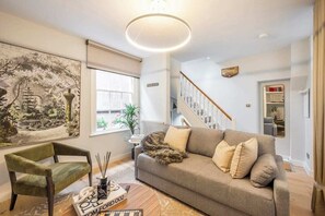 Casa, varias camas, no se aceptan mascotas, vista a la ciudad (Goodwins Court) | Área de sala de estar