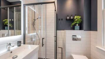 House, Multiple Beds, Pets not allowed, City View (Goodwins Court) | Bathroom