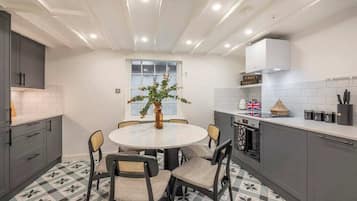 Casa, varias camas, No se admiten mascotas, vistas a la ciudad (Goodwins Court) | Cocina privada