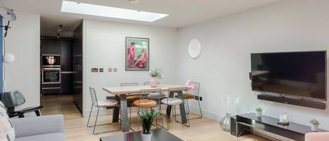 Huoneisto, useita sänkyjä, terassi, kaupunkinäköala (Long Acre 3) | Oleskelualue