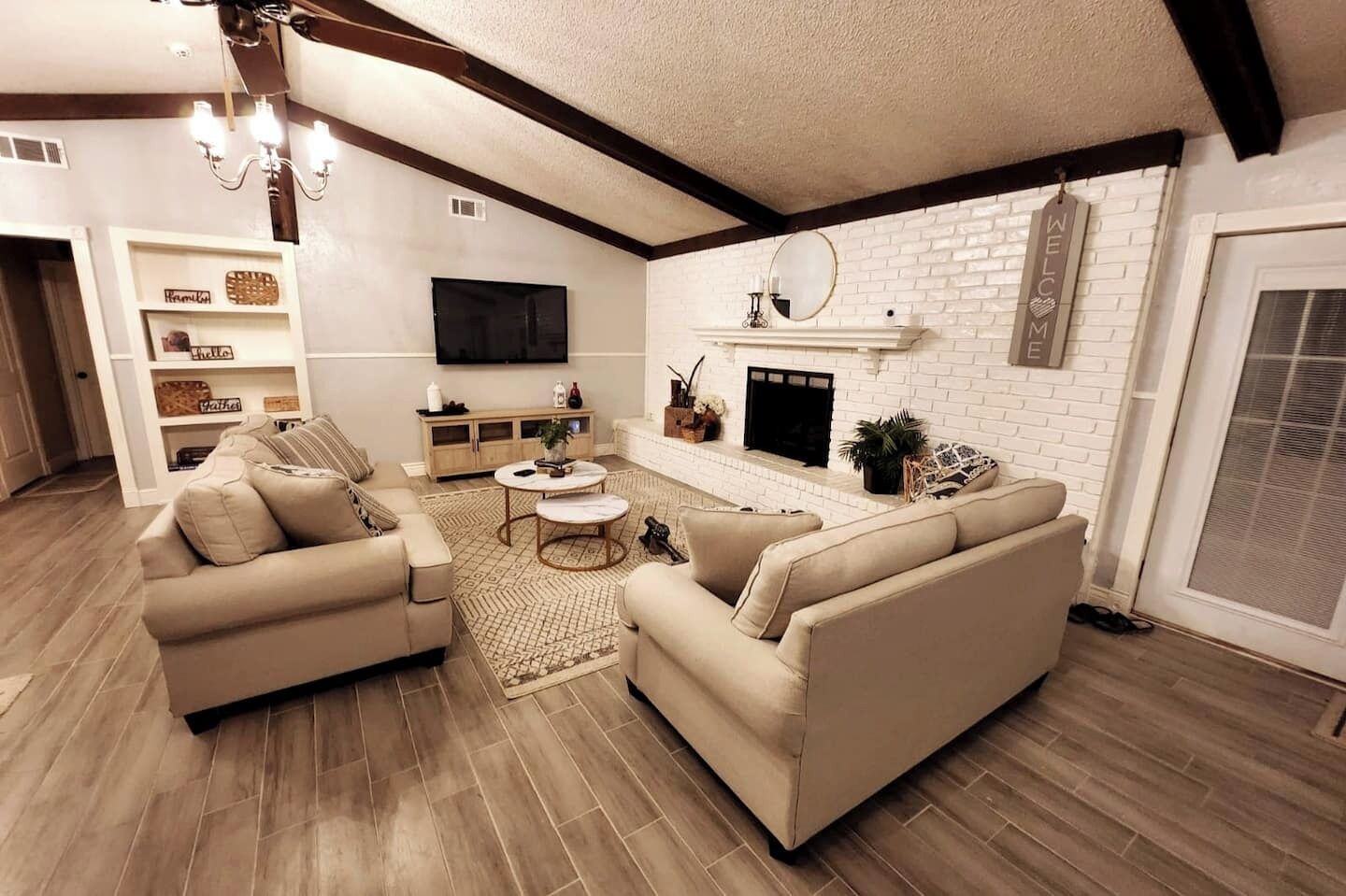 Televisión, chimenea y oficina 