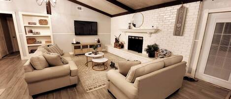 Televisión, chimenea y oficina