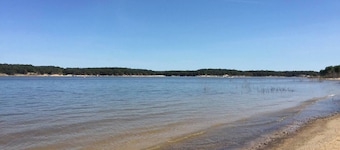 Saykm Bungalow Lake Texoma walking distance to sandy beach & boat ramp