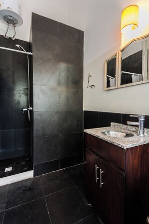 Shower, hair dryer, bidet, towels - Sky Garden Sarandi [ Decó ] Pool & Barbacue (Montevideo)