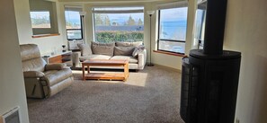 Living area - Charming 3-bedroom house in Manchester with Beautiful Views of Seattle and Ferry (Port Orchard)