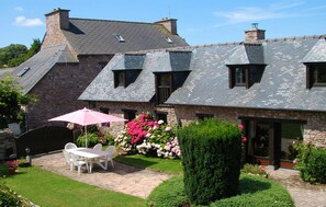 Outdoor dining - Awesome home in Pléhédel with WiFi (Pléhédel)