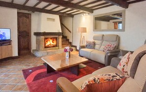 TV, fireplace - Awesome home in Pléhédel with WiFi (Pléhédel)