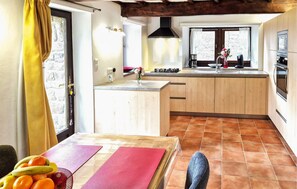 Fridge, microwave, oven, stovetop - Awesome home in Pléhédel with WiFi (Pléhédel)