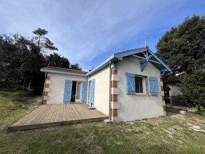 Exterior - 148 – Charming House with Large Garden – Ideal for 4 to 6 Guests ?? (SOULAC SUR MER)