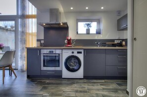 Mikrowelle, Ofen, Wasserkocher mit Kaffee-/Teezubehör, Toaster