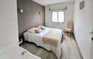 4 bedrooms, travel cot, free WiFi - Awesome home in Piriac sur mer with WiFi (Piriac sur mer)
