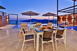 Outdoor dining - Luxury – Infinity Pool – Jacuzzi – Private Villa (Antalya)