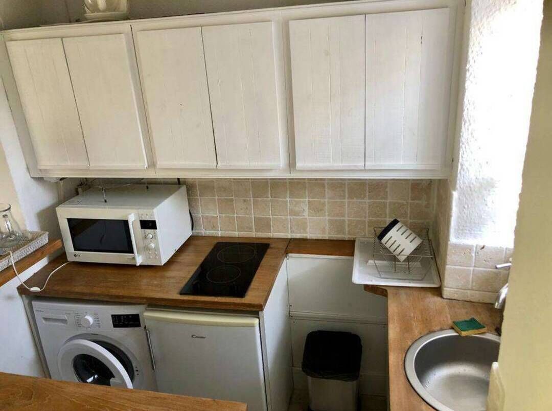 Kühlschrank, Mikrowelle, Toaster, Kochgeschirr/Geschirr/Besteck