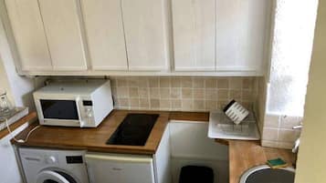 Kühlschrank, Mikrowelle, Toaster, Kochgeschirr/Geschirr/Besteck