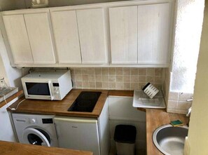 Réfrigérateur, micro-ondes, grille-pain