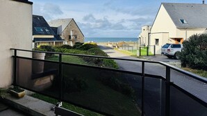 Une zone résidentielle côtière avec des maisons, une route et une vue sur la mer.