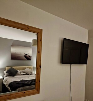 3 bedrooms, desk, iron/ironing board, free WiFi - A warm welcome from Wales 1 Mile from the ICC/Celtic Manor (Newport)