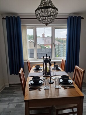 Dining - A warm welcome from Wales 1 Mile from the ICC/Celtic Manor (Newport)
