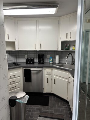 Private kitchen - Charming 1-bedroom apartment with AC in Fort Lauderdale at Ocean Manor (Fort Lauderdale)