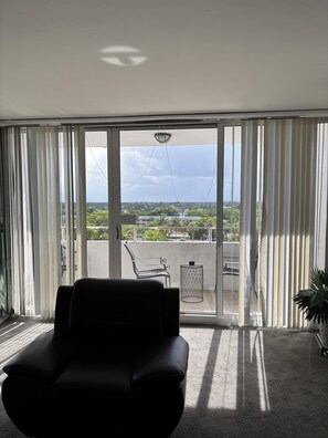 Living area - Charming 1-bedroom apartment with AC in Fort Lauderdale at Ocean Manor (Fort Lauderdale)