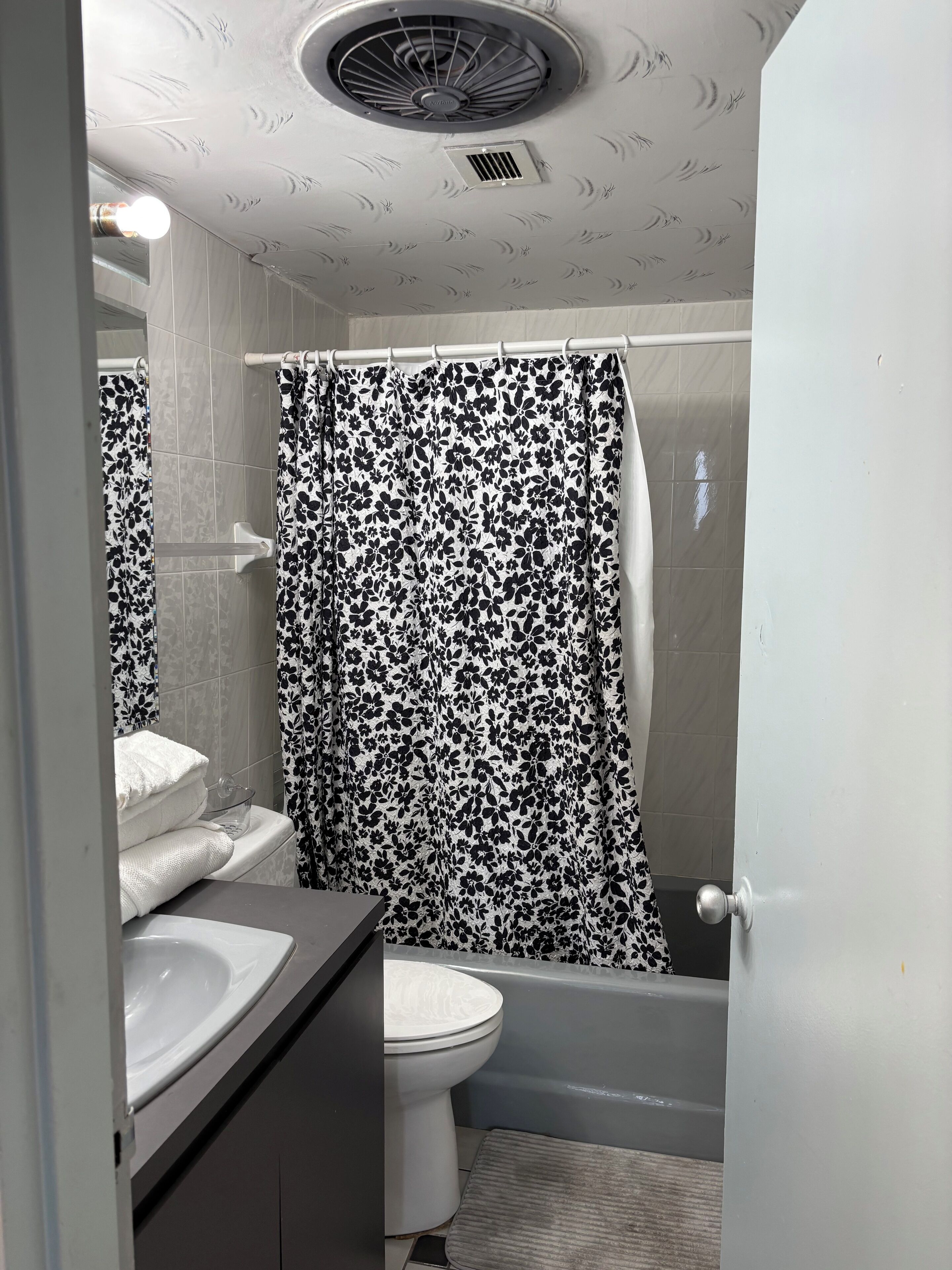 A bathroom with a toilet, sink, and bathtub.