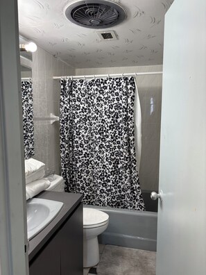 Hair dryer, towels, soap, toilet paper - Charming 1-bedroom apartment with AC in Fort Lauderdale at Ocean Manor (Fort Lauderdale)