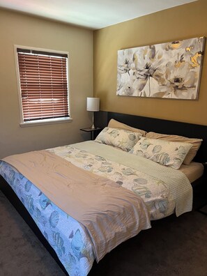 2 bedrooms, iron/ironing board, free WiFi, bed sheets - Serene 2-bedroom house with AC and jacuzzi in Signal Hill (Signal Hill)