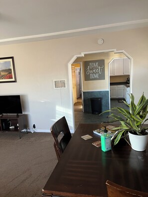 Dining - Serene 2-bedroom house with AC and jacuzzi in Signal Hill (Signal Hill)