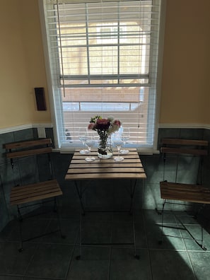 Dining - Serene 2-bedroom house with AC and jacuzzi in Signal Hill (Signal Hill)