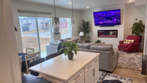 Paradise Townhome Retreat One 3BR Plus 2 half bath Boat Parking 1Block to Marina