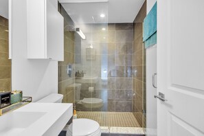 Royal Suite, Balcony, Lake View | Bathroom | Hair dryer, towels, soap, shampoo - The Westmores (Toronto)