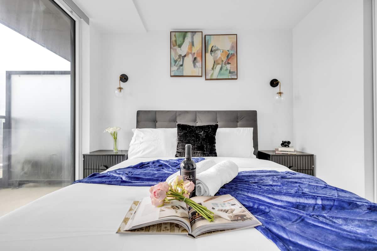 Suite Comfort, balkon, pemandangan kota | Didekorasi berbeda-beda dan dilengkapi dengan perabotan berbeda-beda