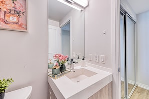 Premium Suite, Balcony, City View | Bathroom | Hair dryer, towels, soap, shampoo